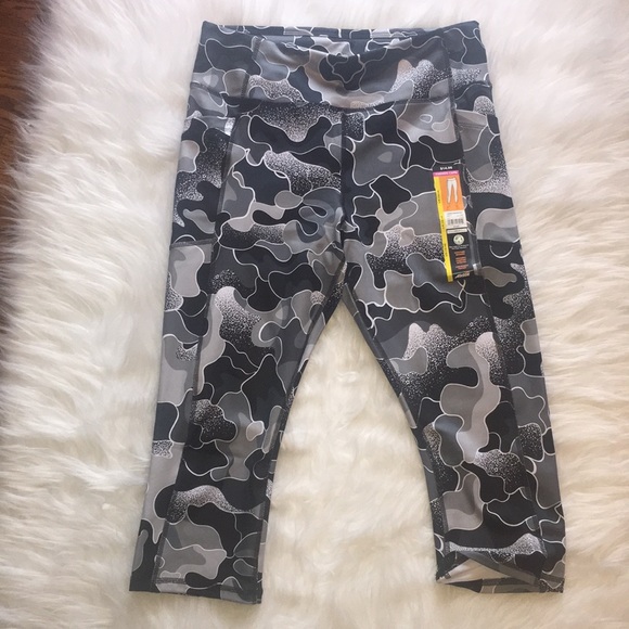 Avia Printed Capri W/pocket in Multi Size Large - Picture 7 of 16